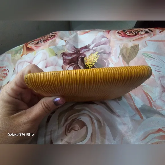 Louis Vuitton Epi fold snap wallet in Used Condition - Picture 6 of 16